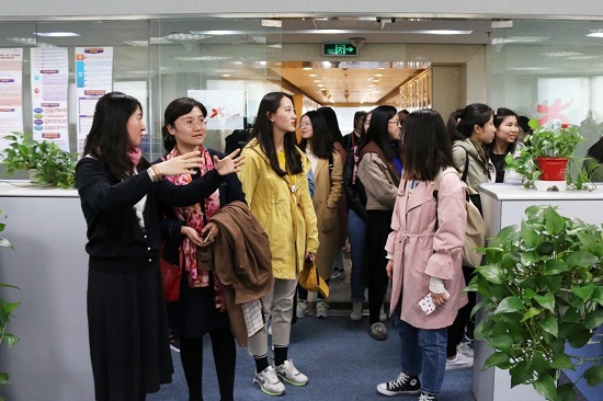 3044am永利官网师生走进高教社照片2.jpg