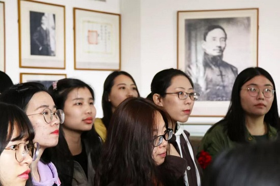 3044am永利官网师生参观北大红楼照片1.jpg